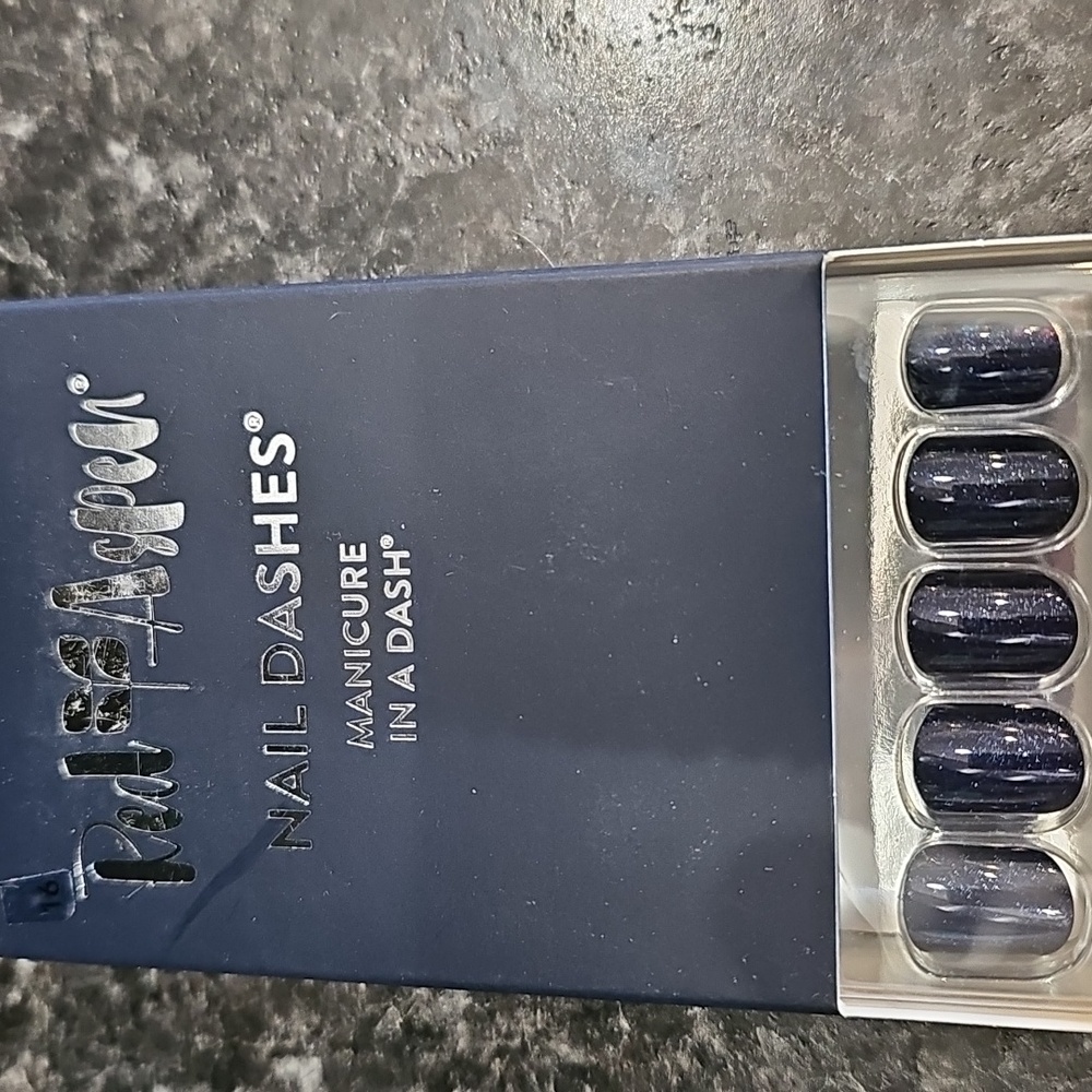 Red aspen glue on nails